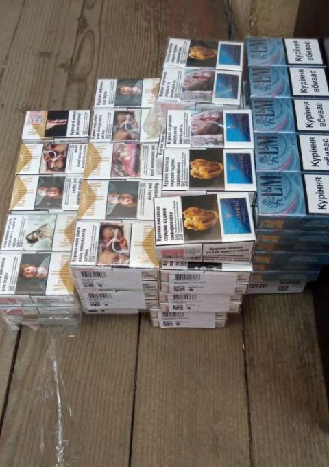 Мешканець Львівщини намагався незаконно вивезти до Польщі 130 пачок цигарок різних марок