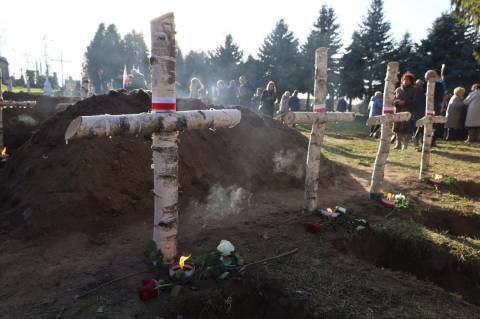 Загиблих польських військових, яких виявили на Збоїщах, перепоховали у Мостиськах