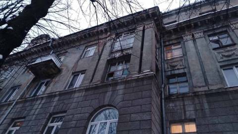 У Львові хлопця госпіталізували до лікарні через падіння снігу з даху будинку