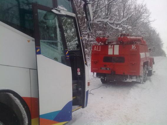 На Жидачівщині рятувальники відбуксирували медичну машину з новонародженою дитиною