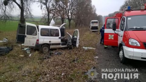 На Золочівщині автівка зіткнулася з пасажирським автобусом: є загиблі