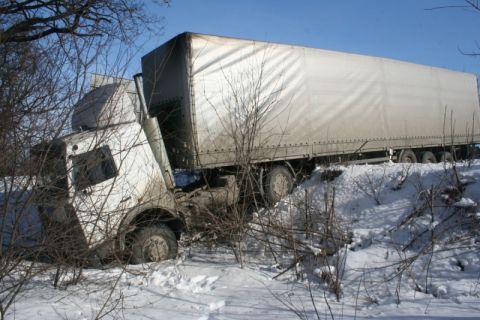 Людина травмувалася під колесами вантажівки на Львівщині