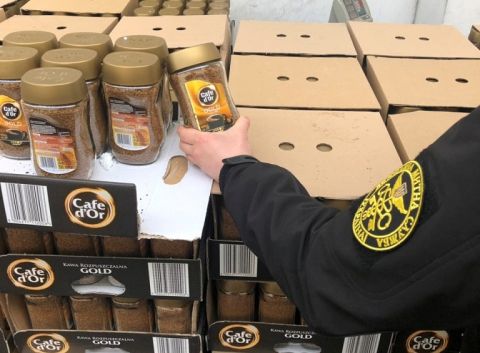 Митники Львівщини виявили понад 1300 кг кави та 200 кг сиру