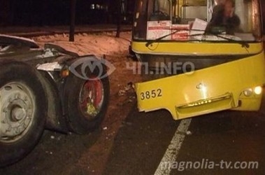 На трасі "Київ-Чоп" в аварію потрапили автобус сполученням "Львів-Ужгород" та вантажівка