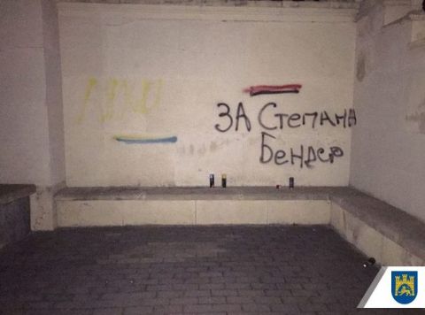 Двоє осіб розмалювали стіну на Цвинтарі орлят у Львові
