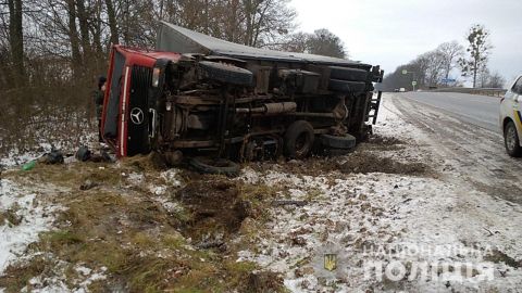 На Золочівщині вантажівка з'їхала у кювет: є травмовані