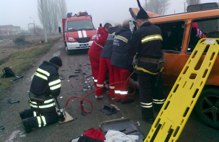 Рятувальники розблоковували водія з потрощеного автомобіля