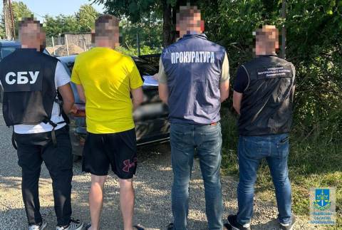 Львівський митник організував схему оформлення авто з товарами як порожніх