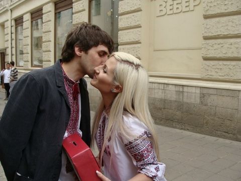 У Львові проходить акція "За поцілунок - дітям на дарунок"