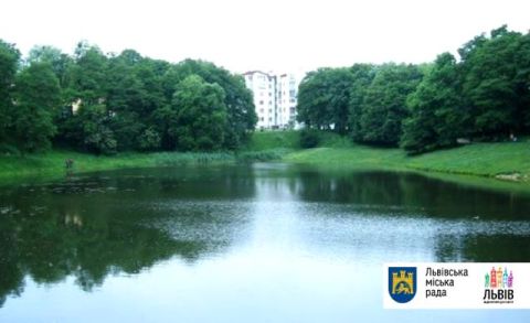 У львівському парку "Піскові озера" чистять водойми