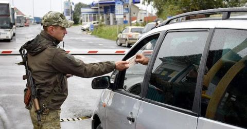 10 авто та 3 автобуси застрягли в чергах на виїзд до Польщі з Львівщини