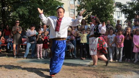 На Сихові облаштували дитячий інклюзивний майданчик