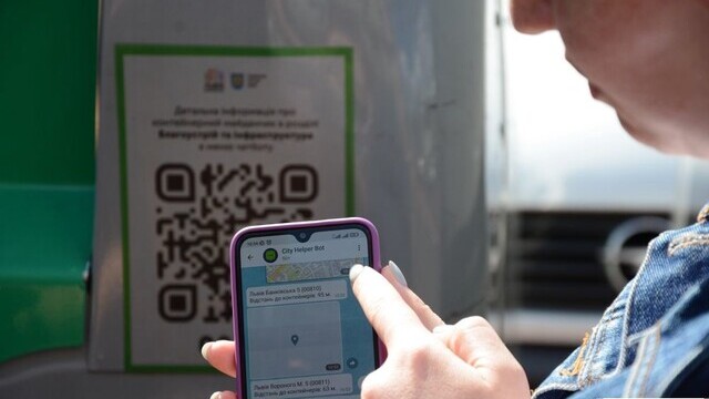 Наліпки з QR-кодами розклеюють на львівських смітниках