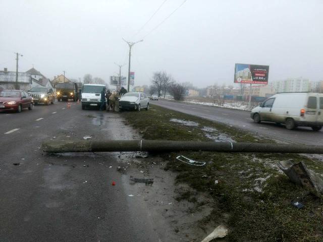 У Львові іномарка врізалась в електроопору