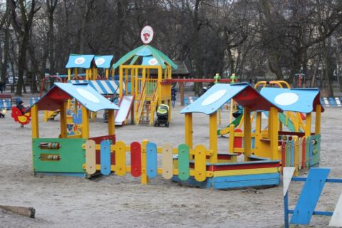 На ремонт дитячих майданчиків у Шевченківському районі Львова виділили 7 000 гривень