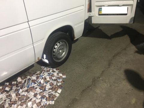 У Краківці в паливному баці мікроавтобуса виявили контрабанду 300 пачок цигарок