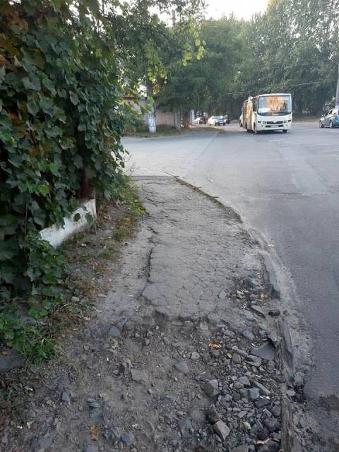 Депутати просять відремонтувати тротуар на вулиці Творча у Львові