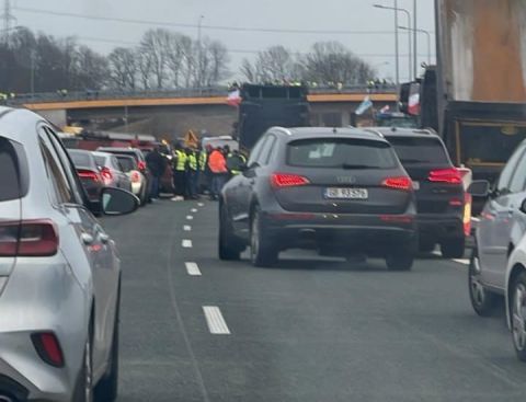 Укрзалізниця дозволила пасажирам, які не встигли на потяг через польські протести, безкоштовно сісти на інший