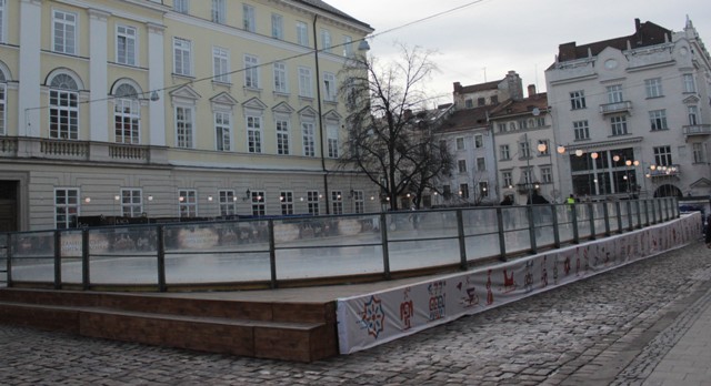 На Площі Ринок у Львові дозволили відкрити льодову ковзанку