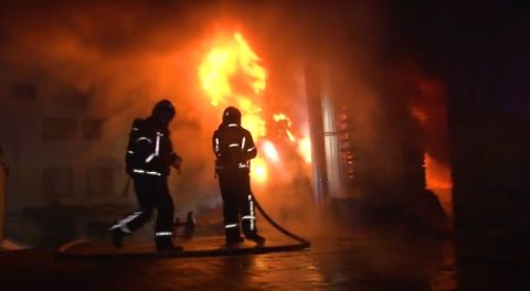 Більше 30 рятувальників гасили пожежу в будівлі шиномонтажу у Львові
