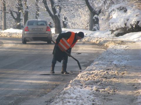 Львів від снігу очищалo 31 одиниця техніки