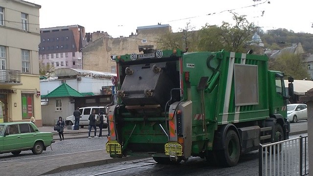 Синютка шукає нового перевізника для вивезення сміття зі Львова
