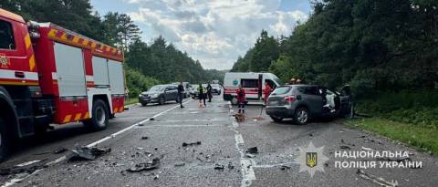 На трасі Львів – Краківець у ДТП з вантажівкою загинув водій легковика