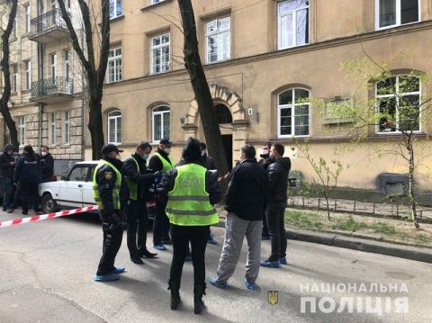 У центрі Львова двоє невідомих в під'їзді застрелили 49-річного чоловіка