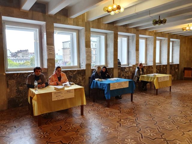 На Городоччині члени виборчої комісії намагалися видати бюлетень виборцю без паспорта