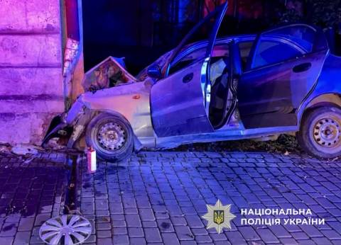 У Стрию водій Daewoo Lanos в'їхав у житловий будинок та загинув 