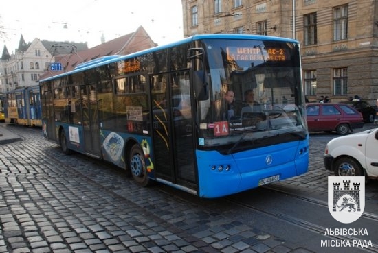 У Львові сьогодні та завтра автобуси №19 курсуватимуть через вул. Підвальну