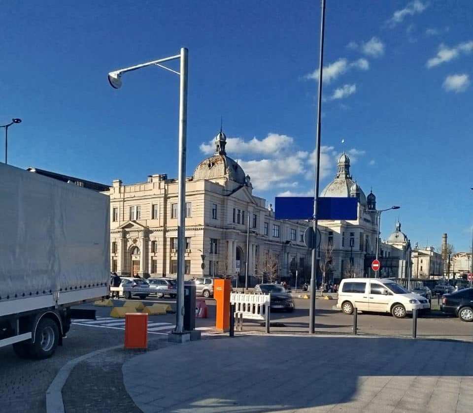 Укрзалізниця дозволила пасажирським автобусам паркуватись біля головного вокзалу Львова