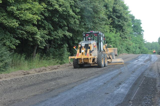 На Львівщині мешканці села підсипали дорогу щебенем