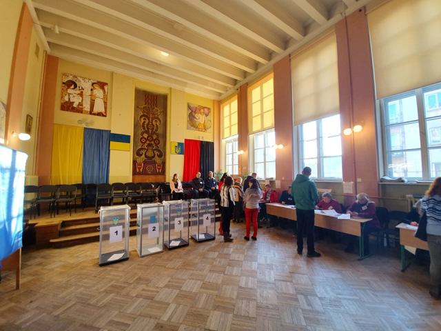 На Мостищині членам виборчої дільниці не дозволили розклеїти інформаційні плакати