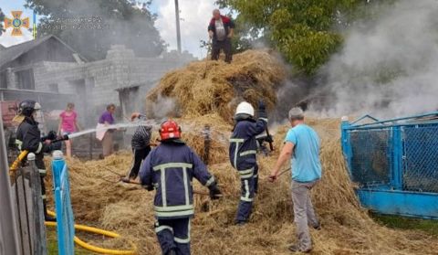 На Стрийщині вогонь знищив дві тонни соломи
