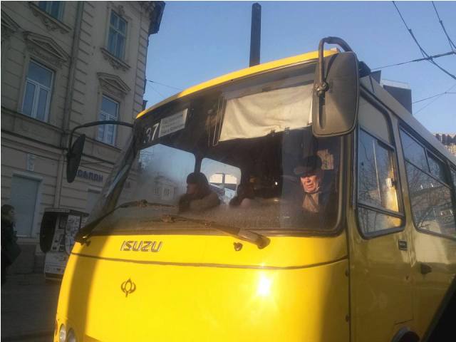У Львові водій маршрутки підрізав пішохода і втік з місця події
