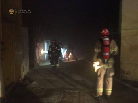 Понад 20 рятувальників гасили пожежу в будівлі складу у Львові