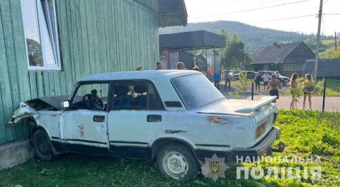 На Самбірщині п'яний водій ВАЗу в'їхав у стіну будинку