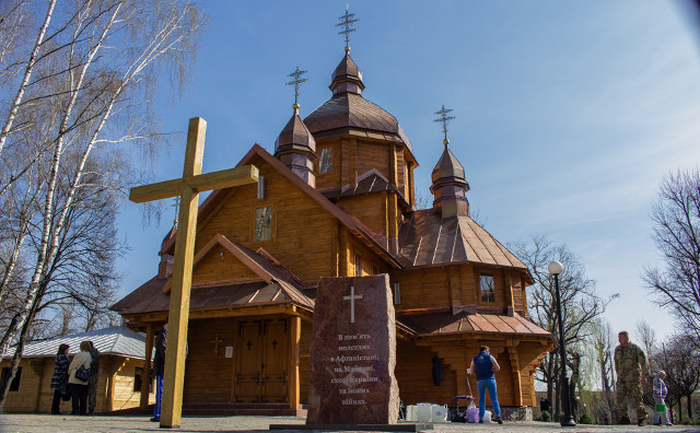 Львівські активісти облаштували громадський простір у сквері "Батуринський"