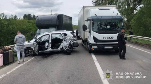 На трасі Київ – Чоп у Золочівському районі в ДТП потрапили четверо авто й вантажівок