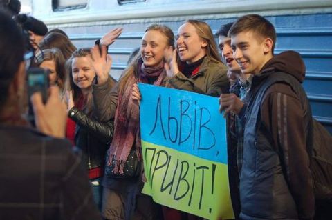 До Львова прибуває 150 школярів та студентів з Донецька