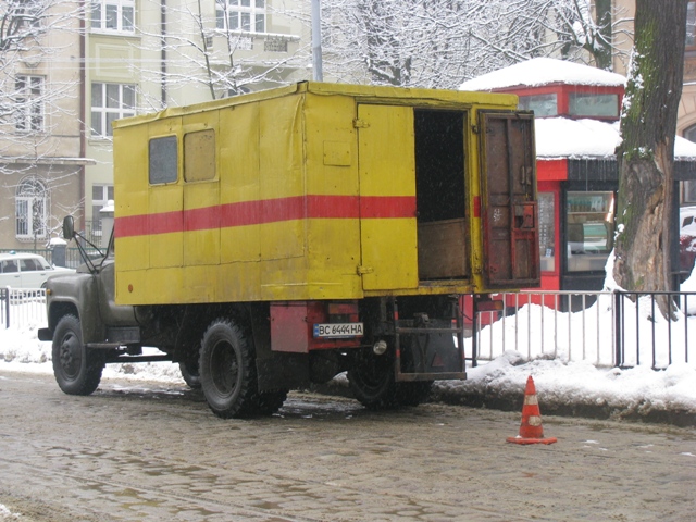 На вулиці Львова виїхало майже 40 одиниць снігоприбиральної техніки