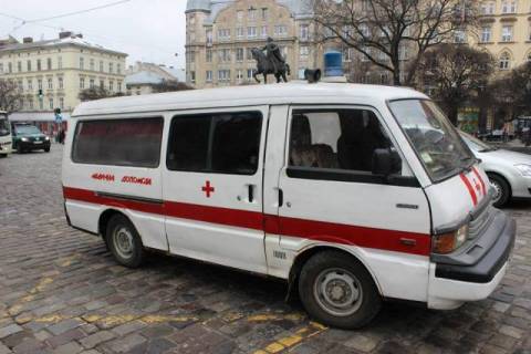У Львові біля "Арсену" на жінку впав вуличний стовп