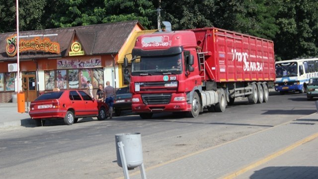 Через спеку на дорогах Львівщини – тепловий режим. Перелік місць відстою для вантажівок