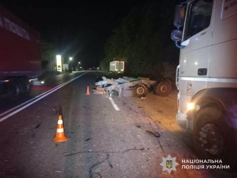 Поблизу Львова у ДТП з вантажівкою постраждали водій та пасажирка легковика