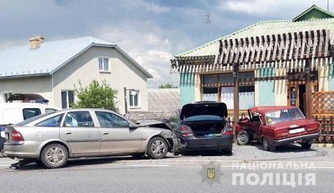 На Золочівщині у потрійному ДТП постраждали двоє осіб