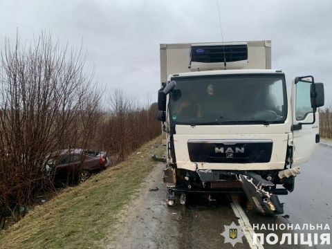 На трасі Львів – Краковець у ДТП з вантажівкою постраждав водій легковика