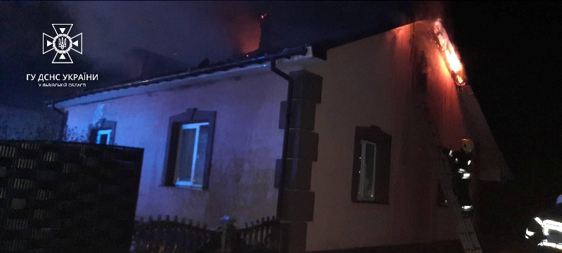 У Червоноградському районі вогонь знищив дах житлового будинку
