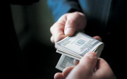 На Львівщині працівники ДАІ вимагали у водія 50 доларів