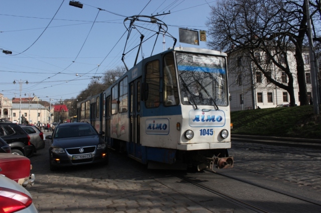 Мешканці Львівщини пересідають на поїзди та трамваї